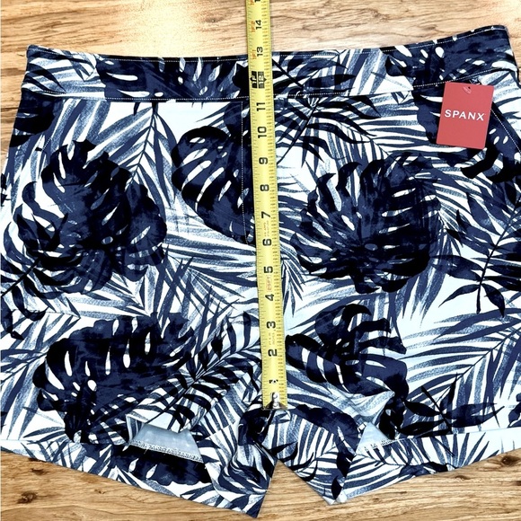 NWT Spanx On the Go Print 4-Inch Shorts Tropical Print NV Size XL‎ - Picture 8 of 9